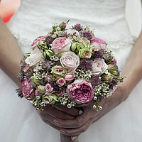 Hochzeitskleider, Ringe und Kirche 