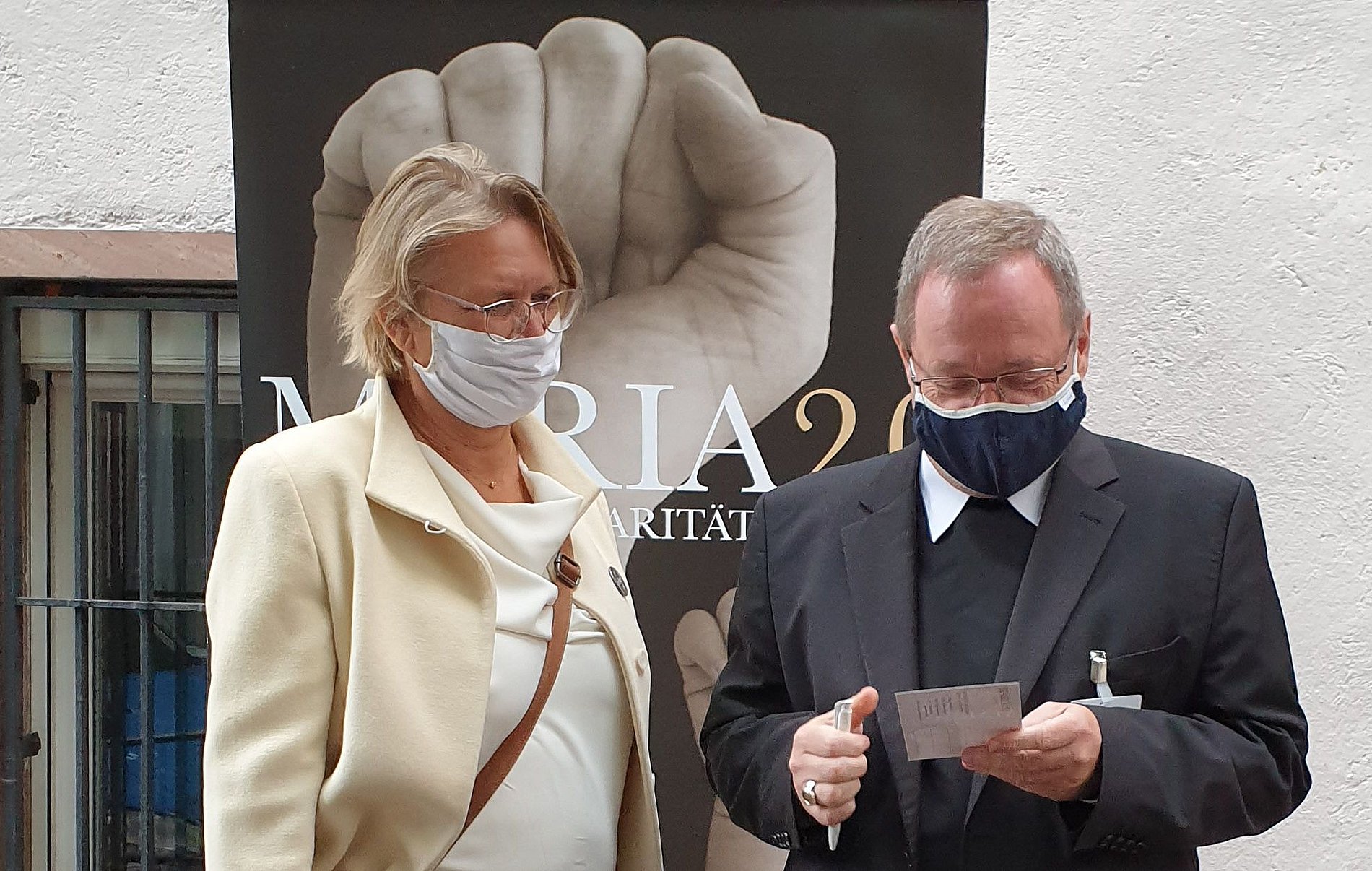 Andrea Tichy von Maria 2.0 und Bischof Dr. Georg Bätzing