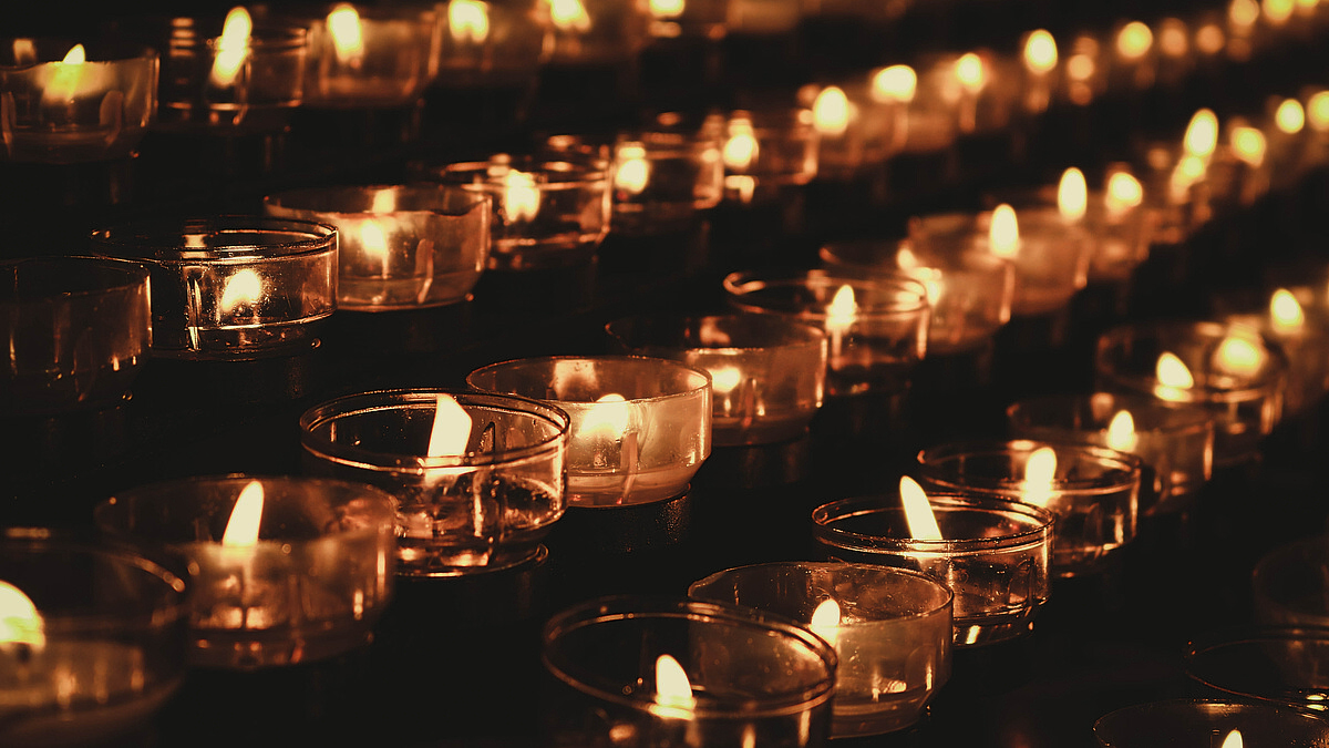 2. November, 19.15 Uhr: Eine Kerze für die Toten der Welt