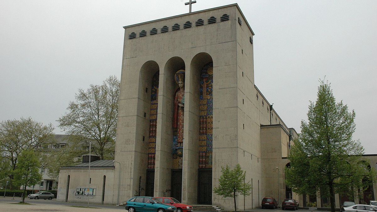 Wurzeln unterwandern Frauenfriedenskirche