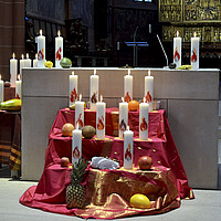Erdbeeren und Granatapfel am Altar