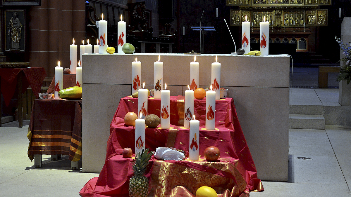Erdbeeren und Granatapfel am Altar