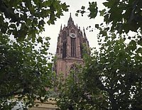 Frankfurter Dom mit Bäumen