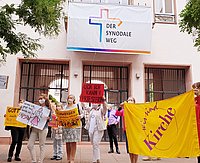Zu sehen sind Frauen, die Protestplakate hochhalten.