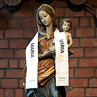 Maria trägt einen Taufschal - Maria 2.0-Aktion