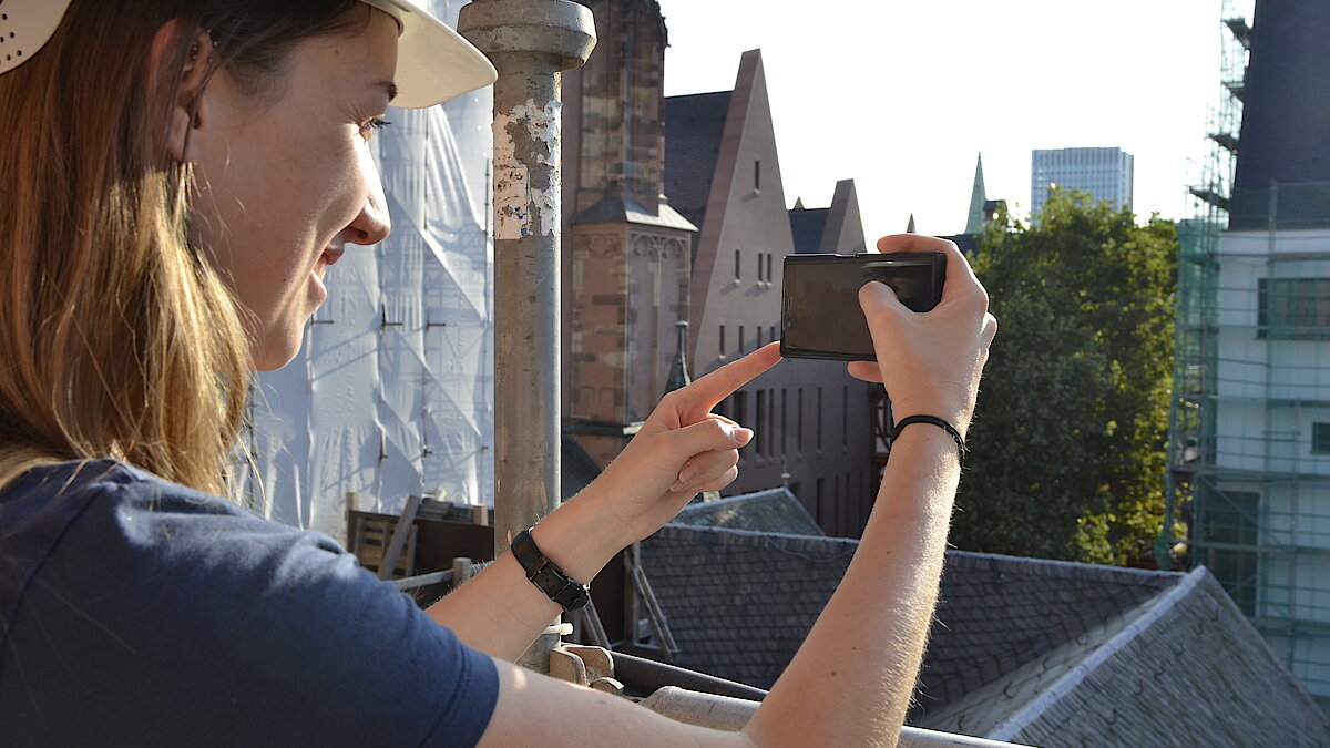 Mit Kamera und Smartphone auf das Dach vom Dom