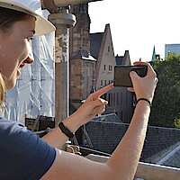 Mit Kamera und Smartphone auf das Dach vom Dom