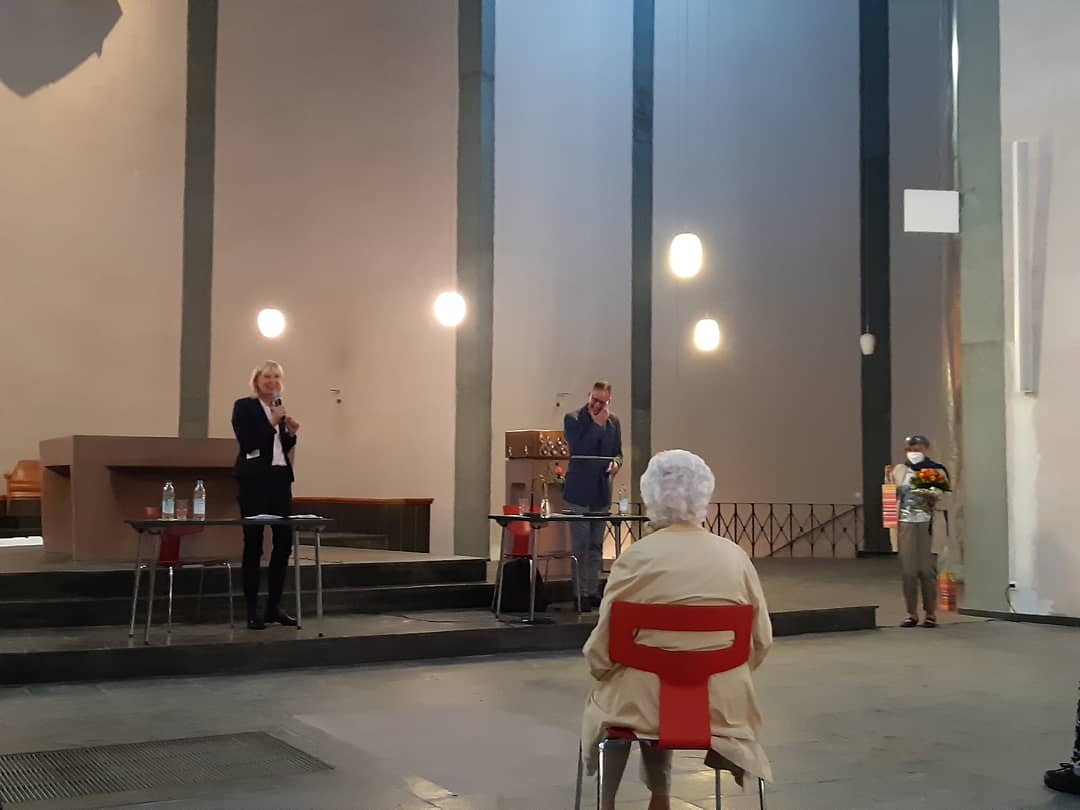 Blick auf das Podium Verena Maira Kitz und Jo van Nelsen