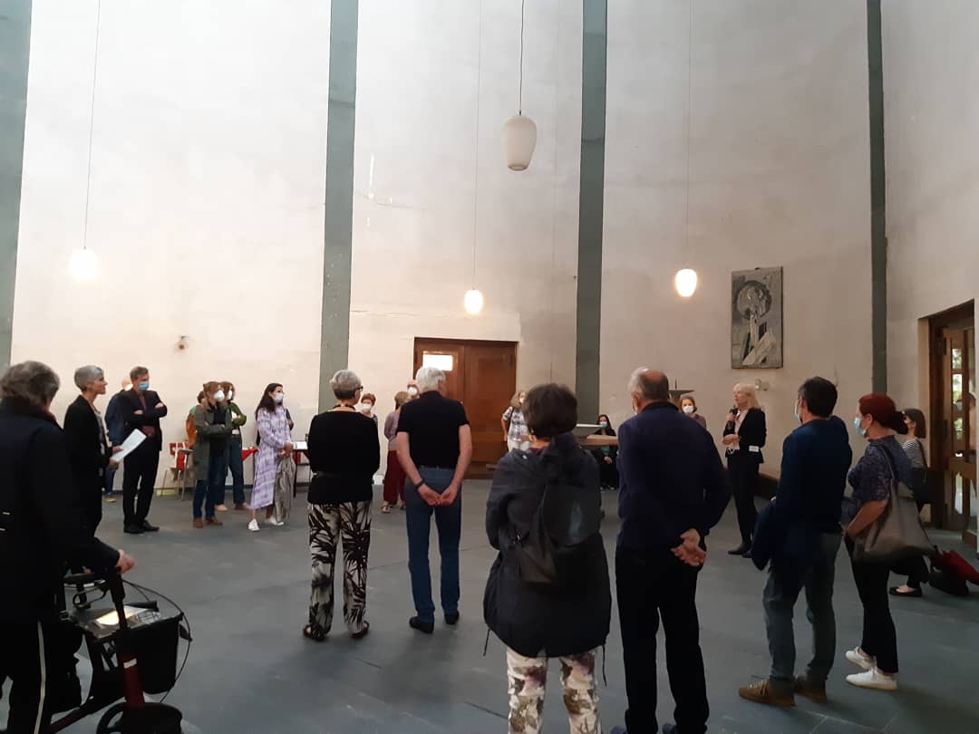 Menschen während der Führung durch unsere Kirche