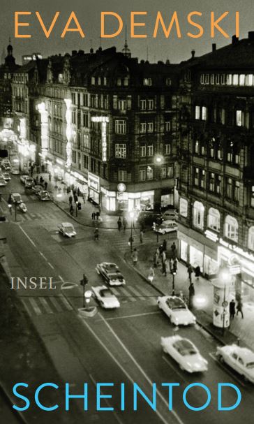 Buchcover Schwarz Weß Aufnahme eines Straßenzuges mit Autos und Häusern